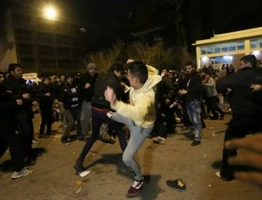 Χαμός στην Μόρια: Συγκρούσεις μεταξύ Αφγανών και αραβόφωνων - 12 τραυματίες